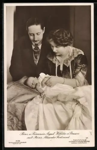 AK Prinz u. Prinzessin August Wilhelm von Preussen mit ihrem Sohn Prinz Alexander Ferdinand