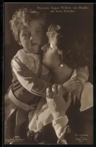 AK Portrait Prinzessin August Wilhelm von Preussen mit ihrem Sohn