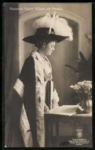 AK Prinzessin August Wilhelm von Preussen in festlicher Garderobe
