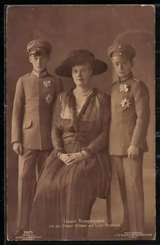 AK Kronprinzessin mit den Prinzen Wilhelm und Louis Ferdinand in Uniformen