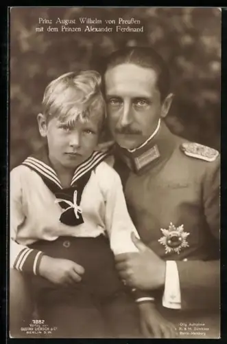 AK Prinz August Wilhelm von Preussen mit dem Prinzen Alexander Ferdinand, Uniform