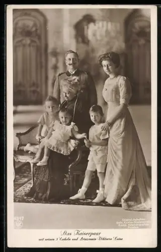 AK Das Kaiserpaar mit seinen Enkeln und Prinzessin Viktoria Luise