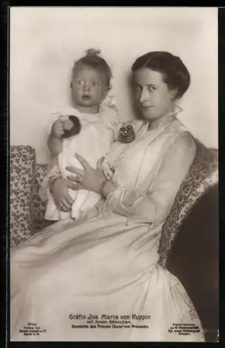 AK Gräfin Ina Maria von Ruppin mit ihrem Söhnchen, Gemahlin von Prinz Oskar von Preussen