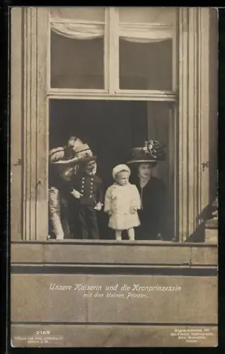 AK Unsere Kaiserin und die Kronprinzessin mit den kleinen Prinzen an einem Fenster