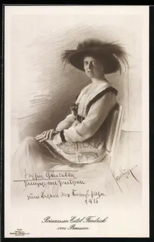 AK J.K.H. der Frau Prinzessin Eitel Friedrich von Preussen, auf einem Stuhl sitzend mit Hut
