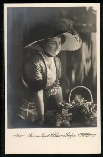 AK Prinzessin August Wilhelm von Preussen mit Hut und Blumen