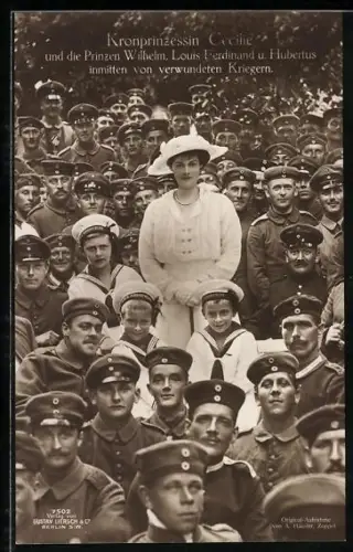 AK Kronprinzessin Cecilie von Preussen mit den Prinzen Wilhelm und Louis Ferdinand inmitten verwundeter Krieger