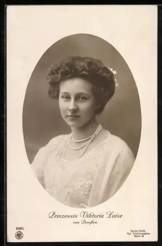 AK Victoria Louise Herzogin von Braunschweig in einem weissen Kleid mit Perlenkette