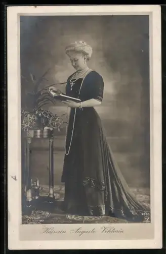 AK Kaiserin Auguste Victoria von Preussen mit Buch, stehend, lange Perlenkette