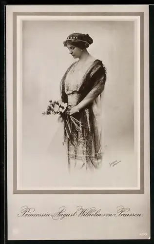 AK Prinzessin August Wilhelm von Preussen mit einem Blumenstrauss
