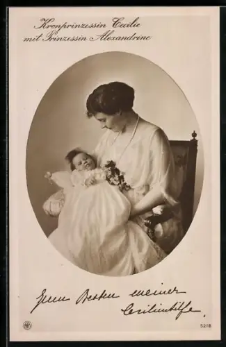 AK Kronprinzessin Cecilie hält ihr Baby Prinzessin Alexandrine im Arm