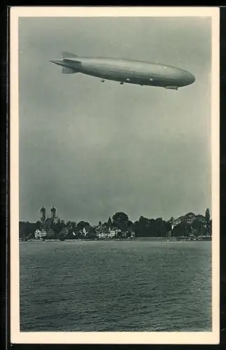AK Friedrichshafen, Zeppelin-Luftschiff über der Stadt