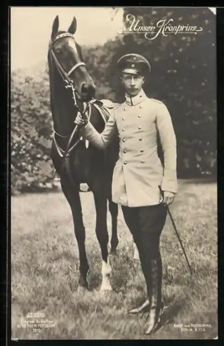 AK Kronprinz Wilhelm von Preussen führt sein Pferd am Zügel