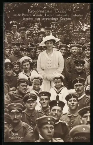 AK Kronprinzessin Cecilie und die Prinzen Wilhelm, Louis Ferdinand u. Hubertus inmitten von verwundeten Kriegern