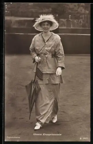 AK Kronprinzessin Cecilie mit Hut und Schirm unterwegs