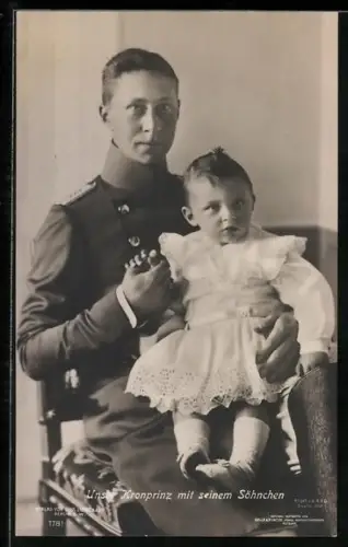 AK Kronprinz Wilhelm von Preussen in Uniform hält die Hand seines Sohnes auf dem Schoss