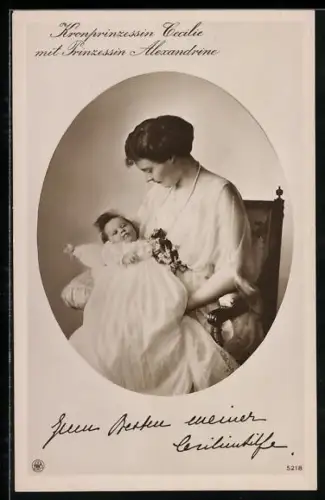 AK Kronprinzessin Cecilie hält ihr Baby Prinzessin Alexandrine im Arm