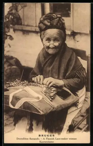 AK Une Dentelliere flamande, alte Frau klöppelt vor ihrem Haus