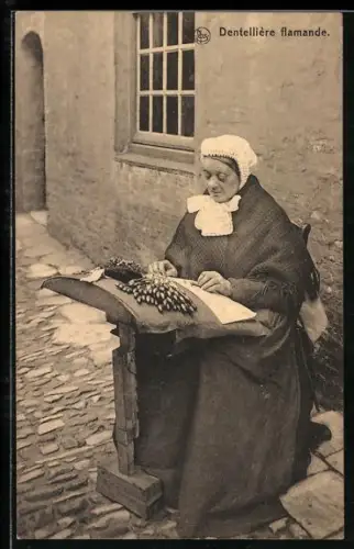 AK Alte Frau klöppelt vor Landhaus