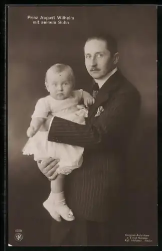 AK Prinz August Wilhelm von Preussen im Anzug hält seinen Sohn im Arm