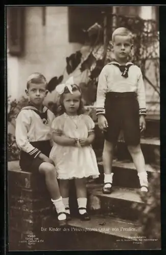 AK Kinder des Prinzenpaares Oskar von Preussen, in Matrosenuniform und Kleid auf dem Treppenaufgang