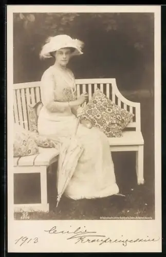 AK Kronprinzessin Cecilie auf einer Parkbank
