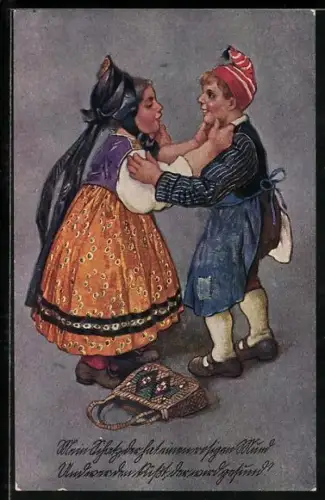 AK Mädchen in Schwarzwälder Tracht umarmt ihren Burschen