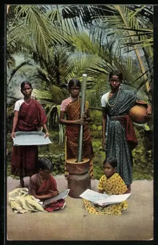 AK Indische Kostschülerinnen beim Reisstampfen, asiatische Volkstypen