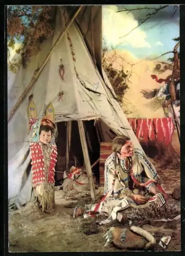 AK Radebeul, Indianer-Museum der Karl-May-Stiftung, Indianer u. Zelt, Diorama, Teilansicht