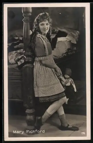 AK Schauspielerin Mary Pichford mit einer Käthe Kruse-Puppe