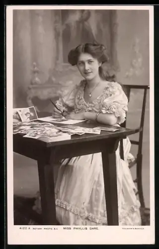 AK Schauspielerin Phyllis Dare sitzt an einem Tisch und unterzeichnet Ansichtskarten mit ihrem Bildnis