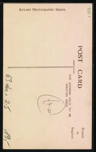 AK Schauspielerin Phyllis Dare sitzt an einem Tisch und unterzeichnet Ansichtskarten mit ihrem Bildnis