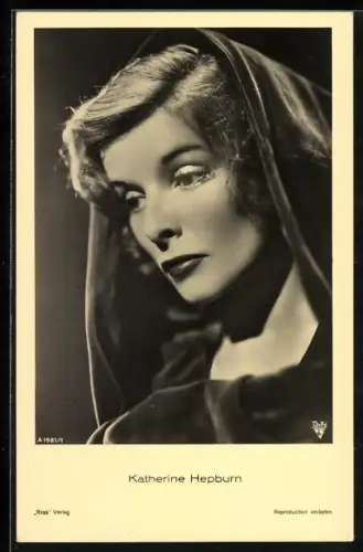 AK Schauspielerin Katherine Hepburn mit Kapuze und nachdenklichem Blick