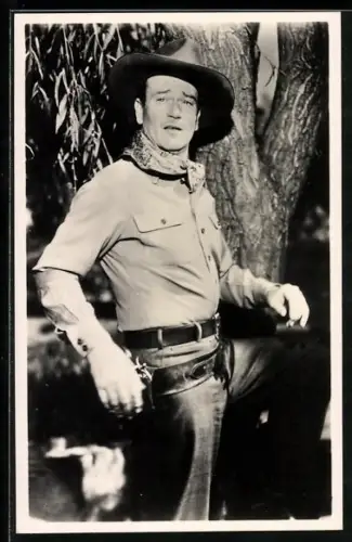 AK Schauspieler John Wayne im Cowboyoutflit mit geholstertem Revolver