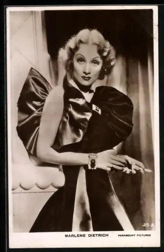 AK Schauspielerin Marlene Dietrich im Kleid