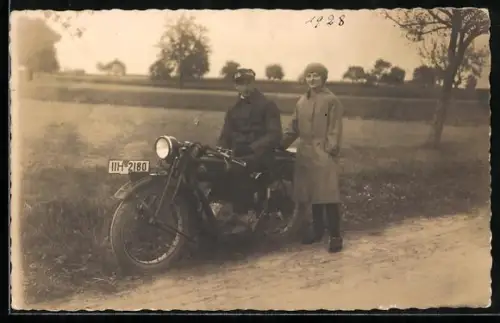 Foto-AK Mann auf seinem D-Rad und einer danebenstehenden Frau