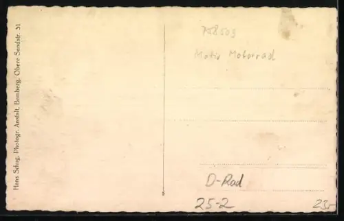 Foto-AK Mann auf seinem D-Rad und einer danebenstehenden Frau