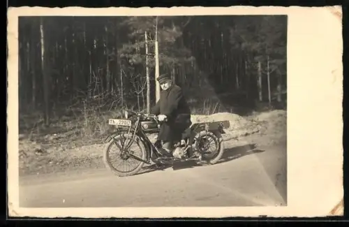 Foto-AK Mann auf seinem D-Rad auf einer Landstrasse