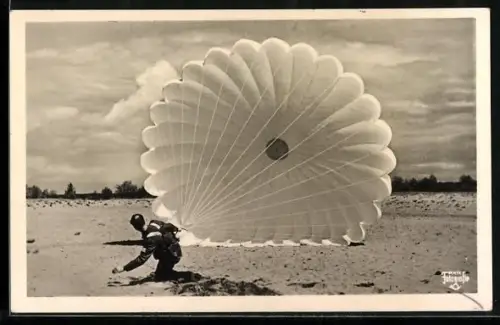 AK Unsere Luftwaffe: Fallschirmjäger bei der Landung
