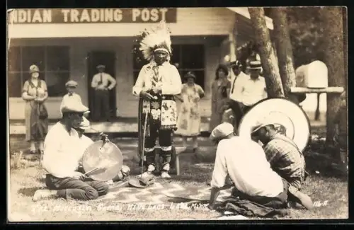 AK Amerikanische Ureinwohner mit Instrumenten und Kopfschmuck