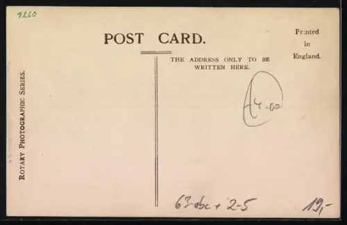 AK Schauspielerin Phillys Dare hält Postkarten mit ihrem Bildnis in den Händen