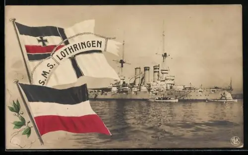 AK Kriegsschiff SMS Lothringen vor der Küste, Reichsflagge und Reichskriegsflagge