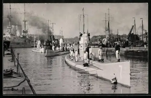 AK U-Boote U7 und U8 mit Besatzungen im Hafen