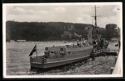 AK Artl.-Schulboot Delphin der Kriegsmarine am Anleger, -Fahne