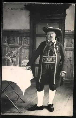 AK Grödner Joch, Wirt Alois Franzelin in Tracht, Hospiz