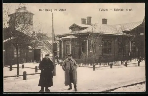 AK Tukum, Bahnhof West mit Männern in Wintermänteln