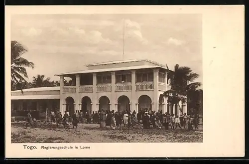 AK Lome, Regierungsschule mit Menschenmenge