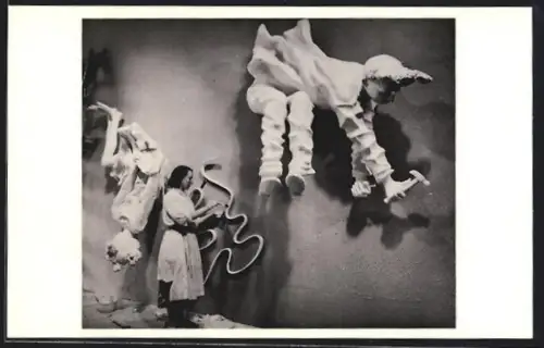 AK London, The Observer Film Exhibition 1956, Astrid Zydower working on her Sculpture for the Entrance Hall