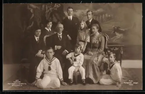AK König Gustav V. von Schweden im Kreis seiner Familie
