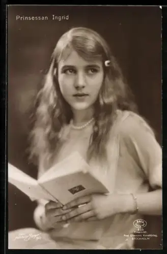 AK Prinzessin Ingrid von Schweden mit einem Buch in der Hand